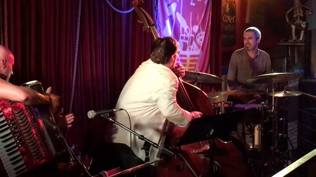 Eddy Khaimovich solos over "Six Notes Samba" by Victor Prieto w/ Victor Prieto Trio смотреть онлайн