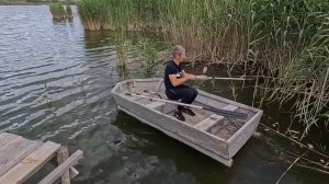 Подлатали лодку, чистим речку от мусора