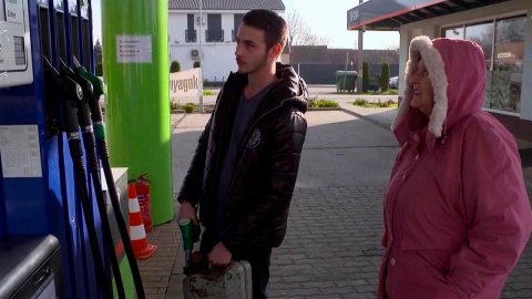 Венгерским властям пришлось отменить заморозку цен на бензин и дизельное топливо