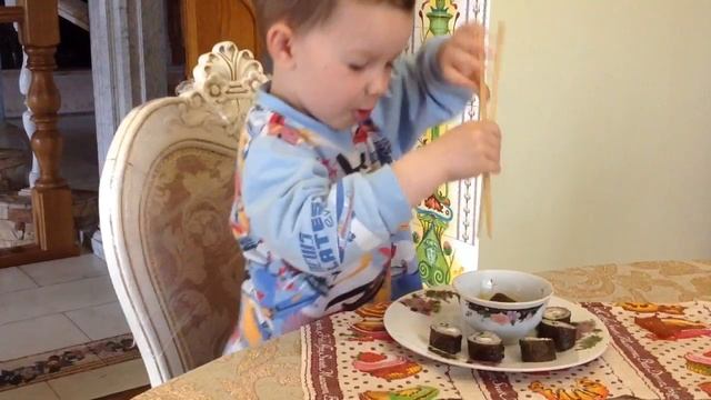 Ребёнок 2,5 года ест суши