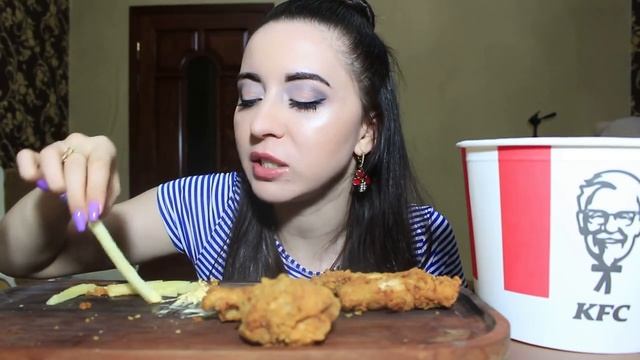 НЕ ЗАПИВАЙ ЧЕЛЛЕНДЖ ОСТРЫЕ КРЫЛЫШКИ ИЗ KFC / MUKBANG asmr Ayka Emilly смотреть онлайн