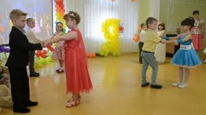 Задорный танец "Топ, топ, топ - перевернулся потолок". Выпускной бал в детском саду