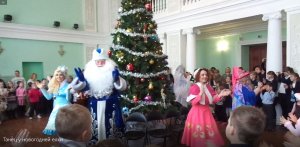 Танец у новогодней елки