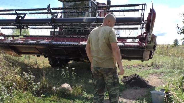 Комбайн фермера приехал на ремонт к моему дому смотреть онлайн