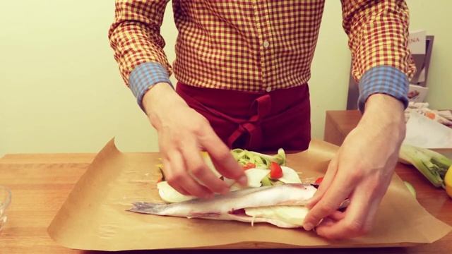 Запеченный сибас с овощами в пергаменте смотреть онлайн