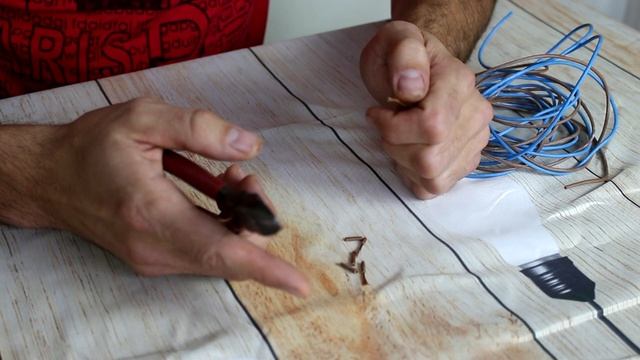 СЕКРЕТНЫЙ СПОСОБ зачистки проводов кусачками!!! смотреть онлайн