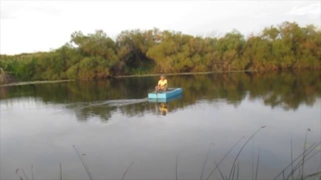 Лодка на моторе из шуруповерта смотреть онлайн