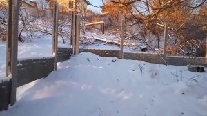 Установка бетонного забора на косогоре зимой. декабрь 2016