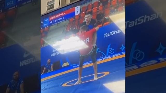 Украинец против киргиза на международных соревнованиях по борьбе.