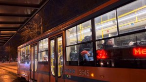 Трамвай 71-623(КТМ-23) следует по маршруту 32 ”м. Партизанская - Курский Вокзал”