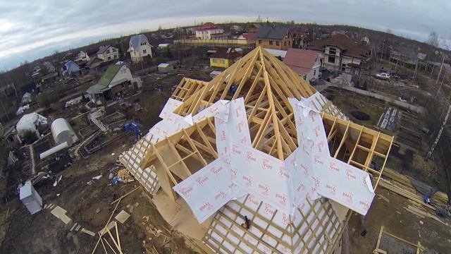 Подкровельная плёнка и обрешетка на крыше дома в Павловске