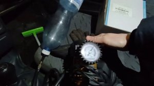 В пластиковую бутылку 6 атмосфер )