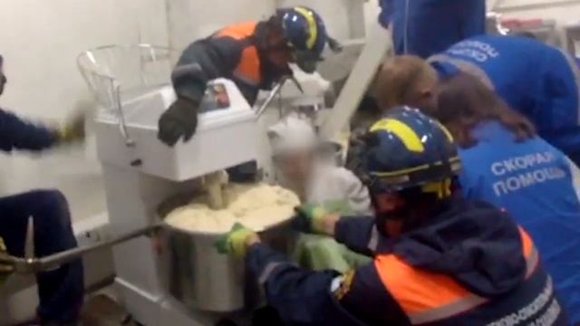 Появилось видео спасения сахалинки, чью руку зажала тестомешалка смотреть онлайн