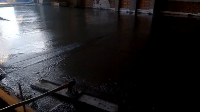 выравнивание бетона канальной гладилкой