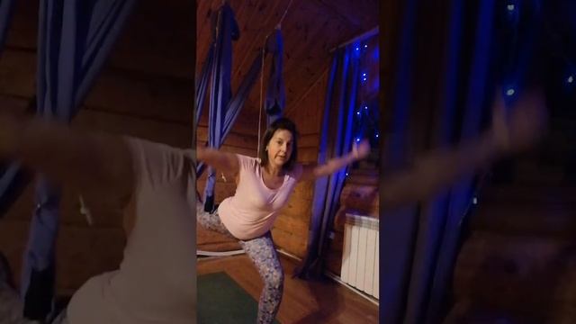 Йога в гамаках. Асаны на коврике, а затем перенос асан в гамак. смотреть онлайн