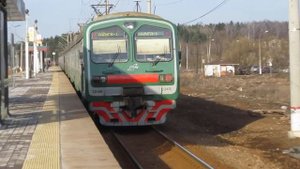 Встреча Зелёных электропоездов ЭД4М-0345 и ЭР2Р-2213\3060 платформа Рассудово 13.03.2017