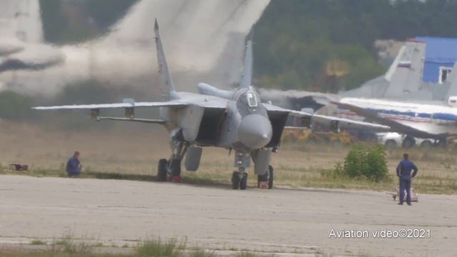 МИГ-31 ОГОНЬ и ПЛАМЯ Запуск двигателей, взлет. После МАКС-2021 смотреть онлайн