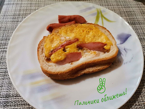 Яичница с сосисками в виде бутерброда. смотреть онлайн