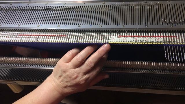 Уроки вязания машина. Вяжем футболку. Часть 3. Горловина к футболке.