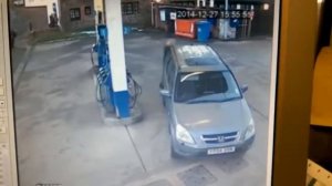 Женщина на заправке Шок! с какой стороны лючок бензобака