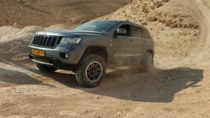 jeep grand cherokee wk2 vs Toyota land Cruiser
