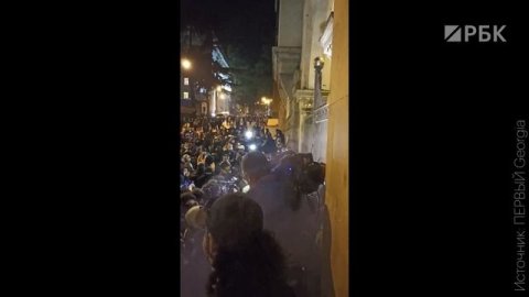 Протестующие в Грузии штурмуют парламент
