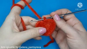 Плоское сердечко крючком из плюшевой пряжи для декора игрушек, одежды и в качестве Валентинки.