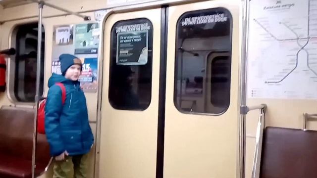 В вагоне Киевского метро. Пустой вагон. От станции Харьковская до станции Красный Хутор. Subway Kie смотреть онлайн