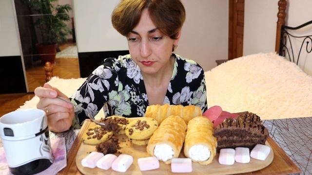 MUKBANG/МУКБАНГ! ХВАТАЕТ ЛИ НАМ ДЕНЕГ? ТРУБОЧКИ/ШОКОЛАДНЫЙ ТОРТ/ПЕЧЕНЬЕ! смотреть онлайн