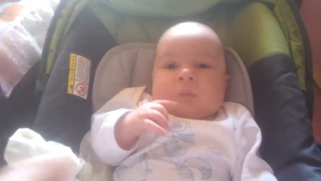 Нам месяц и 10 дней. Ваня не хочет улыбаться на камеру смотреть онлайн