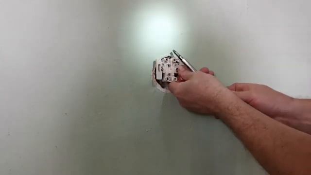 Своими руками. Как правильно установить розетку смотреть онлайн