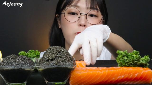 ASMR 연어회와 연어초밥 & 캐비어 리얼사운드 먹방! SALMON SASHIMI & CAVIAR MUKBANG | SUB | AeJeong ASMR смотреть онлайн