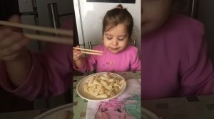 Как быстро научится кушать китайскими палочками)) Ребёнок и вермишель