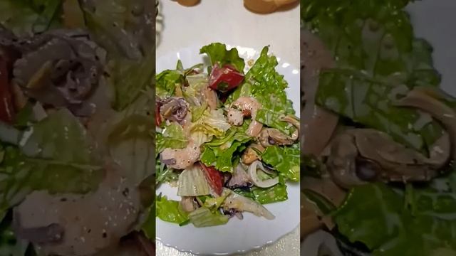 салат с морепродуктами ????рукколла,лист салата, айсберг и вкуснейший соус ? смотреть онлайн