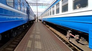 Дизель-поезд ДР1А-213 прибывает с поездом региональных линии эконом-класса 6295 Гродно-Барановичи