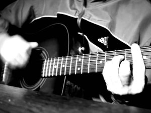 За решеткой я сижу, в небо в клеточку гляжу