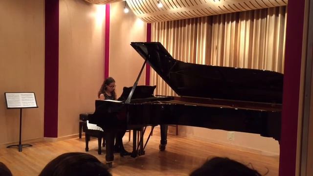 Ilinca Playing Piano смотреть онлайн