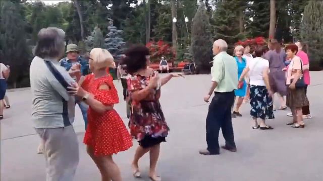 ЖАРКИЙ ИЮНЬ НАМ ВОЗВРАЩАЕТ РАДОСТЬ УШЕДШИХ ДНЕЙ смотреть онлайн