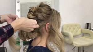 Прическа низкий пучок с использованием валика