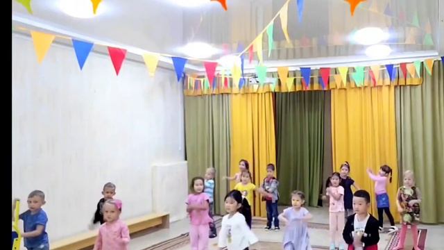 Песенка-приветствие. Танец- игра"Здороваться руками" Детский центр"Умка" Алматы, Берегового смотреть онлайн