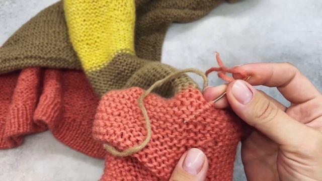 Как спрятать хвостики нити при вязании спицами? смотреть онлайн