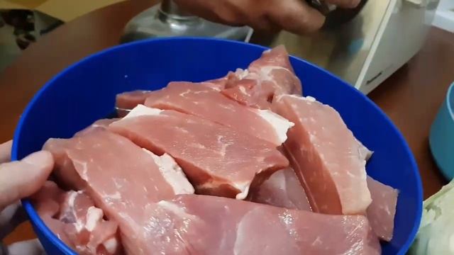 КАК ПРОКРУТИТЬ ФАРШ ДЛЯ ГОЛУБЦОВ НА МЯСОРУБКЕ, БЫСТРО И ПРОСТО смотреть онлайн