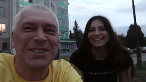 Я рассказываю, что я узнал двух людей в караоке. Девушка узнала меня на набережной