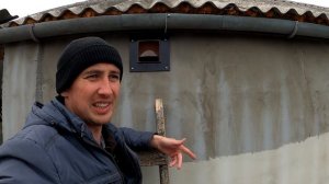 Стенной выход для кухонной вытяжки с обратным клапаном. Установил вытяжку над плитой.