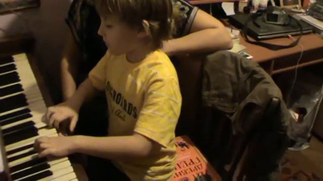 Лёха Сизонов 6лет играет на ф-но Курочку. смотреть онлайн