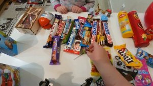 Сортирую новогодние сладкие подарки ???