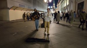 IOWA - Мама Когда Я Рядом С Ним - кавер песни спела молодая девушка на Никольской улице в #Moscow