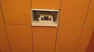 Отделка в туалете плиткой и установка инсталляции
