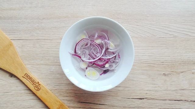 Салат с ананасом и маринованным луком