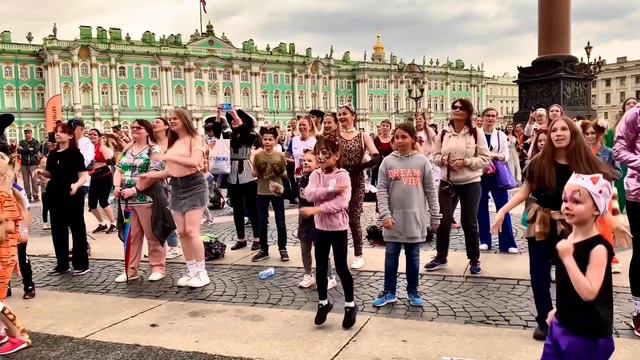 Флешмоб на Дворцовой площади в Петербурге / Интересные танцы